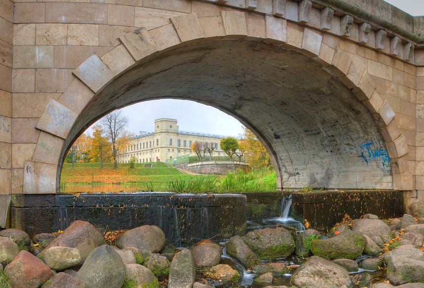 Гатчинский дворец через арку