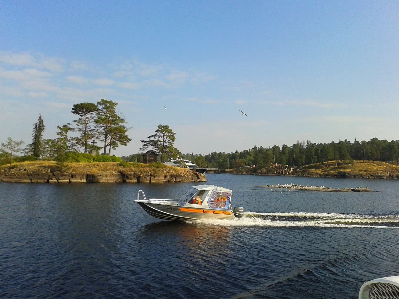 Катер перед Валаамским островом