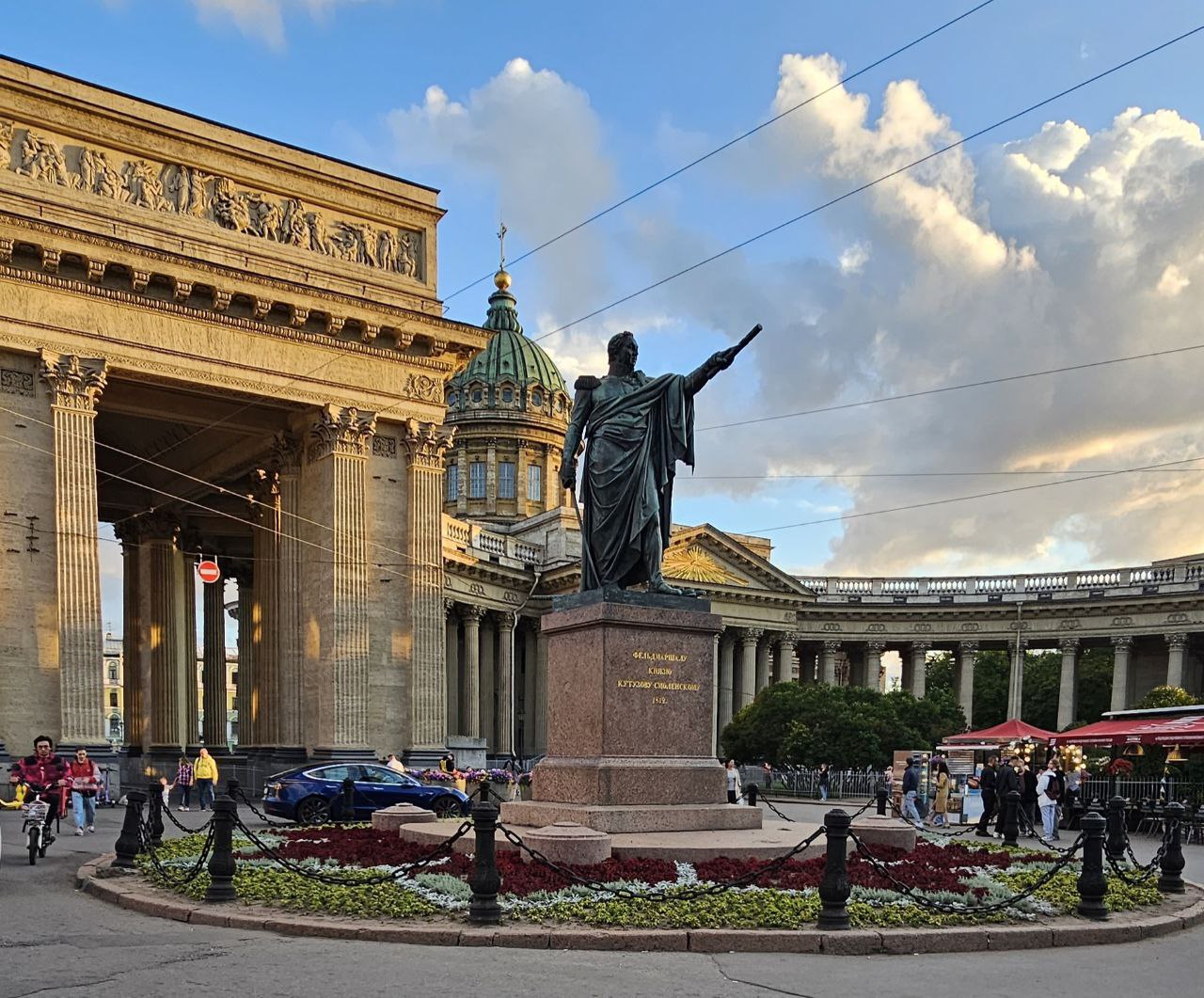 Памятник перед Казанским собором