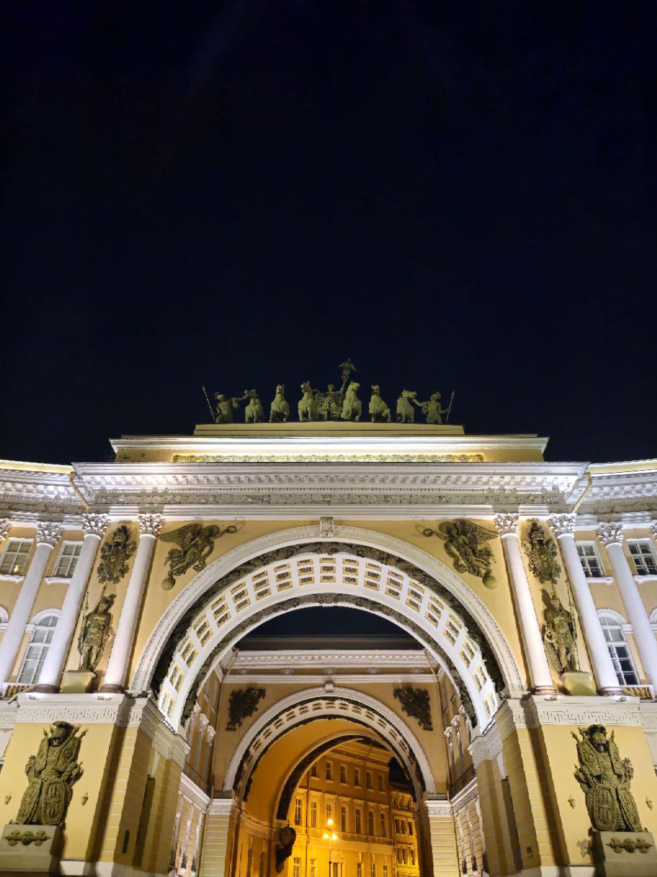 Арка на вдорцовой площади вблизи