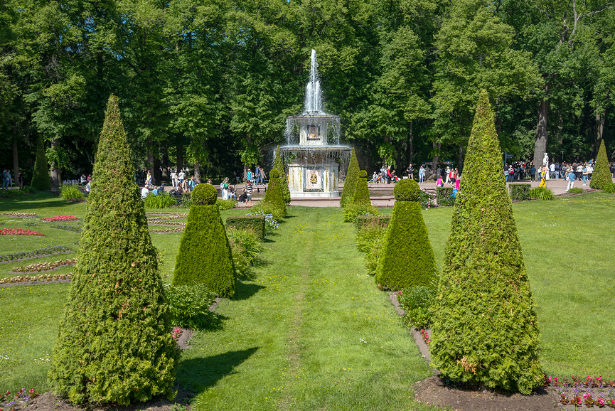 Римский фонтан в Нижнем парке