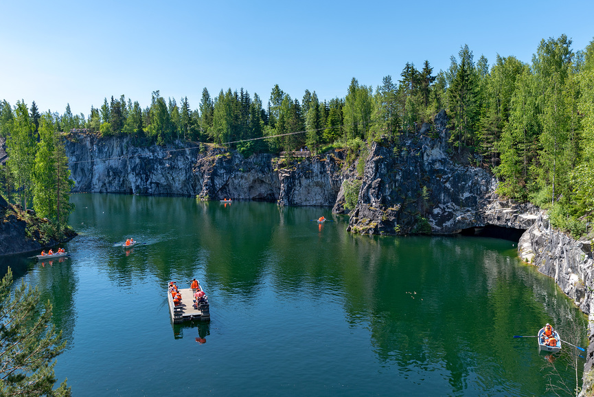 Озеро в Рускеала на фоне скал