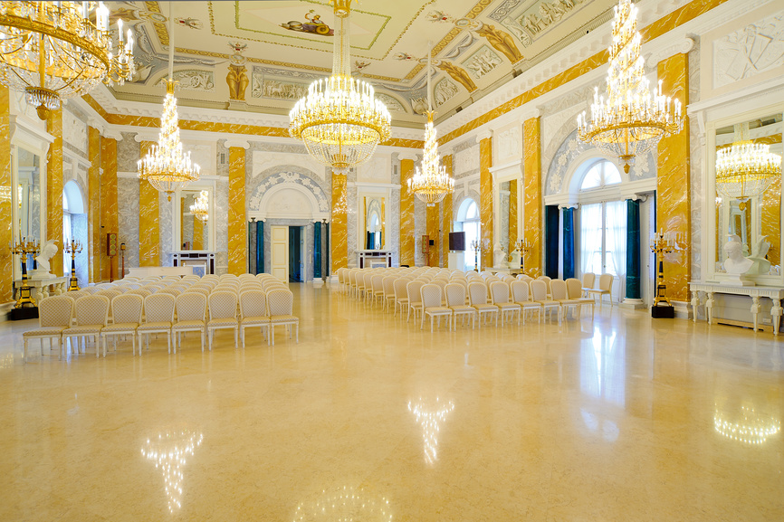 Внутри Константиновского дворца