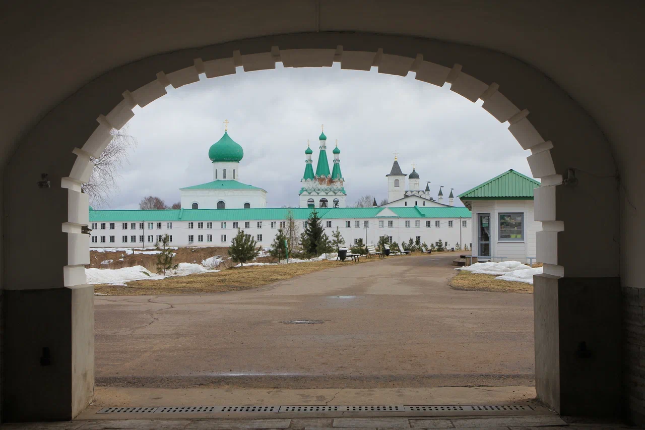 Александро-Свирский монастырь через арку