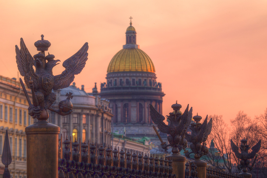 Двуглавый орел и купола на закате