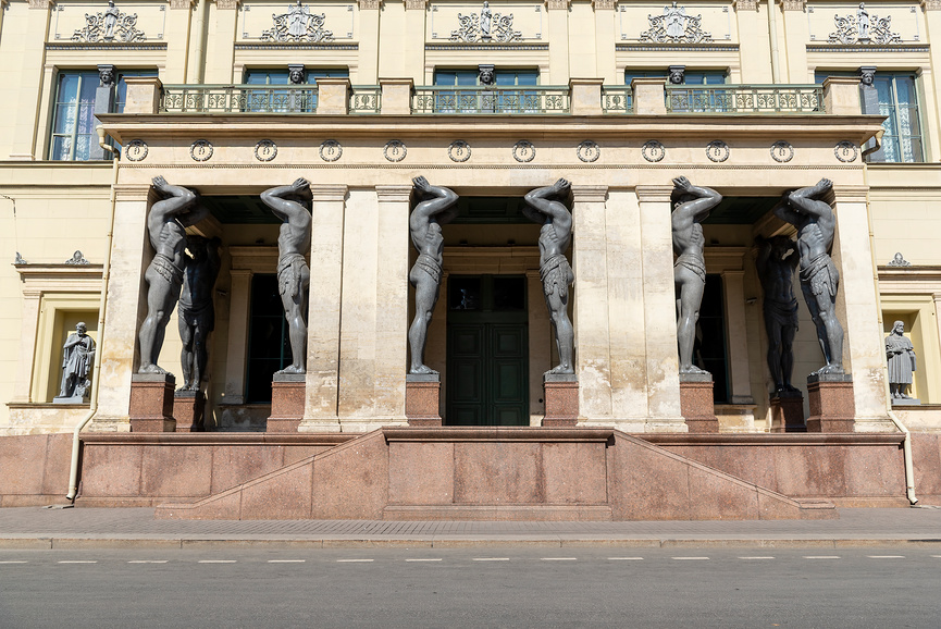 Атланты на дворцовой набережной