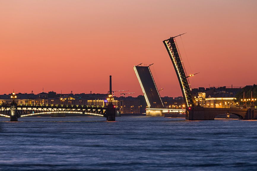 Развод Литейного моста