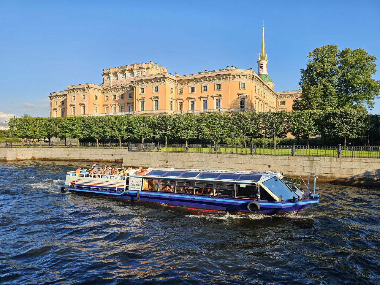 Теплоход на фоне Михайловского замка