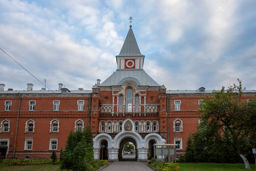 Вход в Троице-Сергиеву Приморскую пустынь