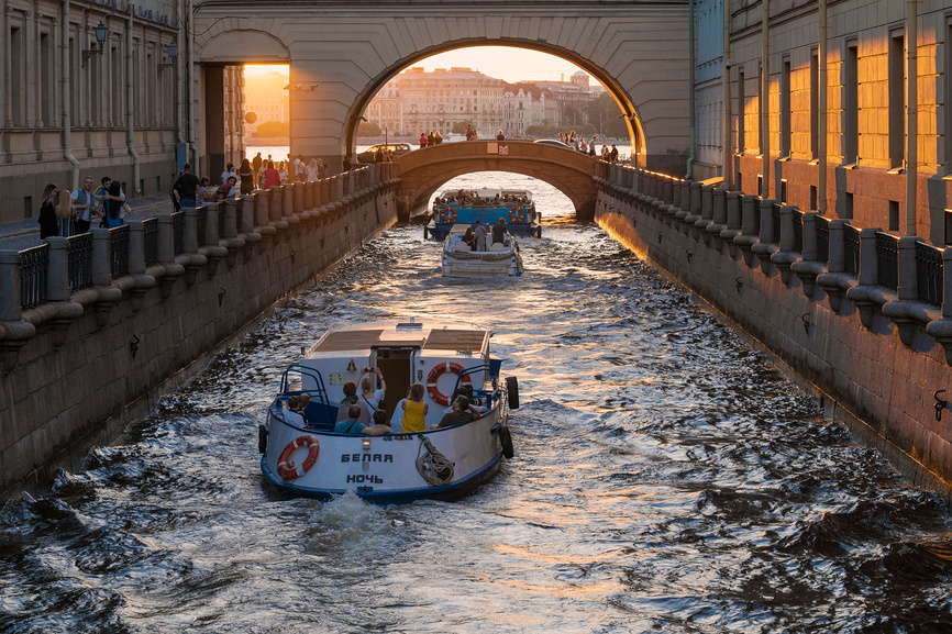 теплоход проплывает Зимнюю канавку