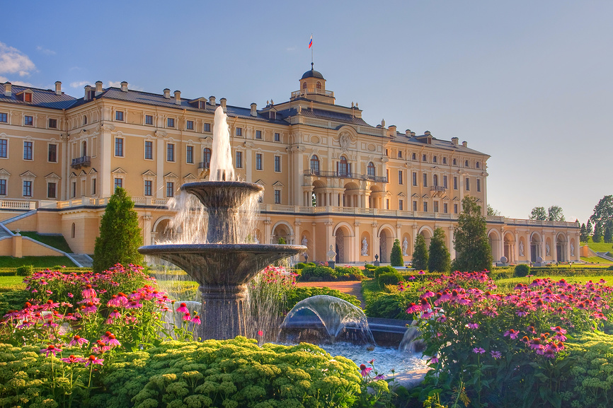 Фонтан на фоне Константиновского дворца